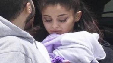 ariana grande regresa visiblemente devastada a estados unidos