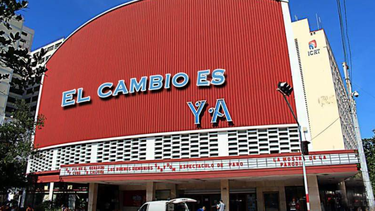 el capitolio y el cine yara amanecen con carteles contra el regimen... en google