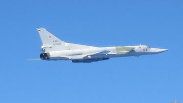 ARCHIVO – En la imagen, proporcionada por el Ejército francés el 20 de abril de 2026, un bombardero estratégico supersónico ruso Tu-22M3 vuela sobre el mar Báltico. (Etat-Major des Armees vía AP, Archivo)