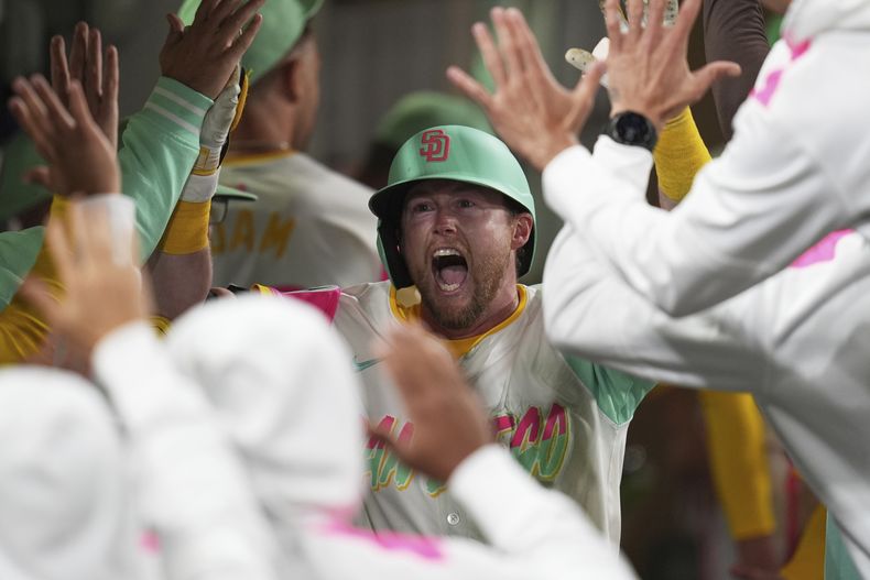 Jake Cronenworth, de los Padres de San Diego, celebra tras conectar un jonrón ante los Bravos de Atlanta, el viernes 28 de marzo de 2025 (AP Foto/Gregory Bull)