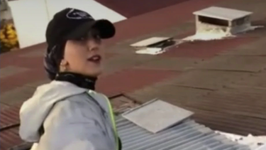 turquia: el momento en que una tiktoker se cayo de una azotea y se mato mientras se filmaba en un video