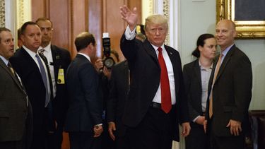 Senadores republicanos exhiben división y critican a Trump