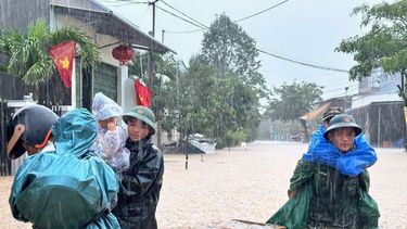 Soldados evacúan a niños y a personas afectadas por las inundaciones en Da Nang, Vietnam, el 8 de octubre de 2026. (Nguyen Khoa Chuong/VNA via AP)