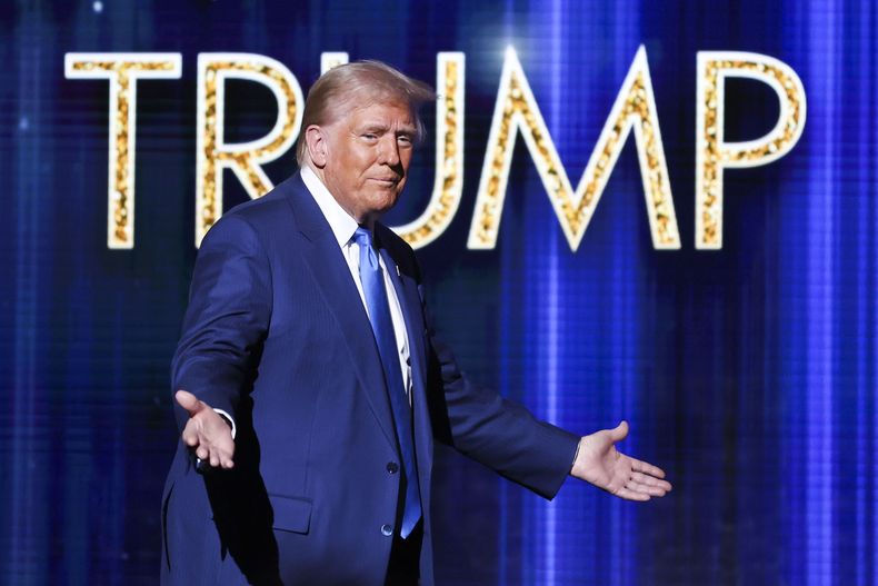 El presidente electo de Estados Unidos, Donald Trump, sube al escenario para pronunciar un discurso en los FOX Nation Patriot Awards, el 5 de diciembre de 2024, en Greenvale, Nueva York. (AP Foto/Heather Khalifa)