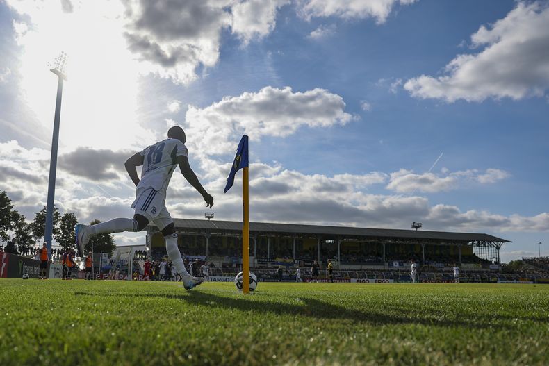 Christopher Antwi-Adjei de Schalke ejecuta un tiro de esquina durante el partido contra Lokomotive Leipzig en la Copa de Alemania, el domingo 17 de agosto de 2025, en Leipzig. (Jan Woitas/dpa vía AP)