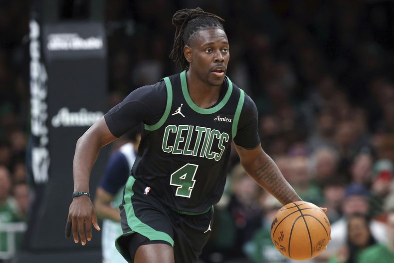 ARCHIVO - Foto del 6 de abril del 2025, Jrue Holiday de los Celtics de Boston maneja el balón en el encuentro ante los Wizards de Washington. (AP Foto/Michael Dwyer, Archivo)