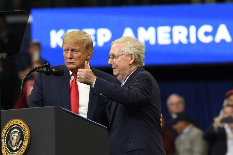 ARCHIVO – El presidente Donald Trump llama al escenario al líder de la mayoría del Senado, Mitch McConnell, en un mitin de campaña en Lexington, Kentucky, el 4 de noviembre de 2019. (AP Foto/Susan Walsh, Archivo)