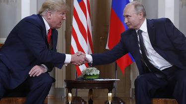ARCHIVO - El presidente estadounidense Donald Trump (izquierda) y su homólogo ruso, Vladímir Putin (derecha), se dan la mano al inicio de una reunión bilateral el 16 de julio de 2018, en el palacio presidencial de Helsinki, Finlandia. (Foto AP/Pablo Martínez Monsivais, Archivo)