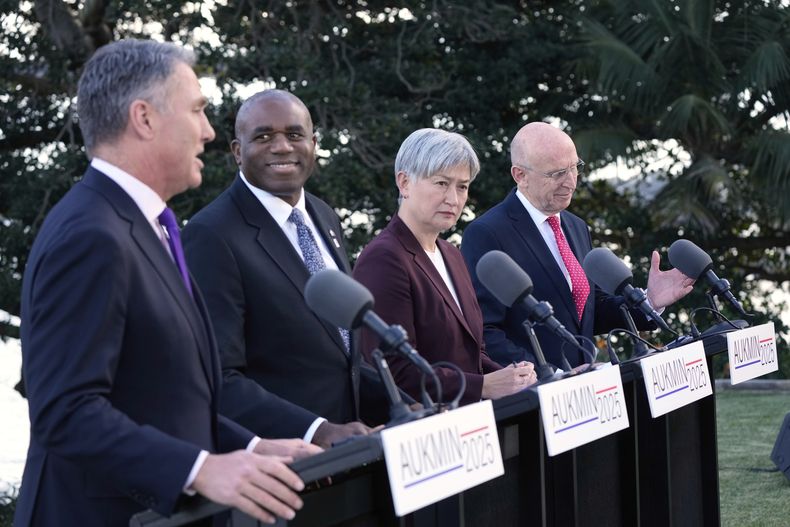 El viceprimer ministro australiano, Richard Marles, izquierda, el secretario de Estado para Relaciones Exteriores y de la Mancomunidad de Reino Unido, David Lammy, segundo a la izquierda, la ministra de Relaciones Exteriores de Australia, Penny Wong, y el secretario de Defensa de reino Unido, John Healey, derecha, en conferencia de prensa en la Casa del Almirantazgo tras las Consultas Ministeriales entre Australia y Reino Unido (AUKMIN, por sus siglas en inglés) en Sídney, Australia, el viernes 25 de julio de 2025. (AP Foto/Rick Rycroft)