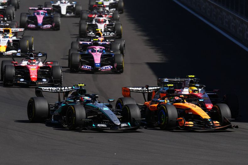 El británico Lando Norris de McLaren conduce al frente de la parrilla al inicio del Gran Premio de España el domingo 13 de septiembre del 2026. (AP Foto/Manu Fernandez)