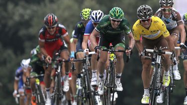 americateve | El colombiano Carlos Alberto Betancur, derecha con la casaca amarilla, durante la s&eacute;ptima etapa de la competencia Par&iacute;s-Niza. Jelte Stagler de Holanda gan&oacute; la etapa y Betancur lleg&oacute; tercero, aunque sigue primero en la general.