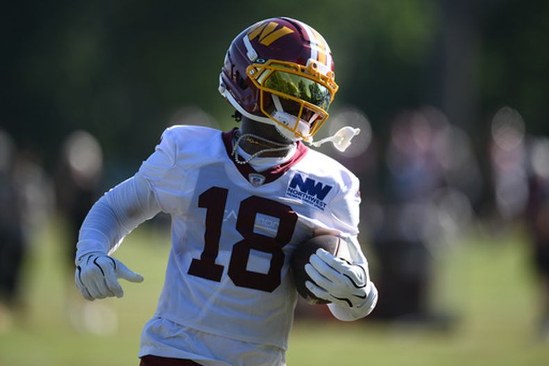 Stefon Diggs, wide receiver de los Commanders de Washington, corre con el balón en la práctica del equipo en el campamento de entrenamiento, el viernes 7 de agosto de 2026, en Ashburn, Virginia. (AP Foto/Nick Wass)
