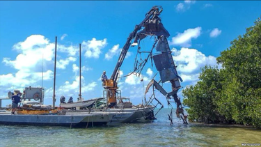 limpian cementerio de embarcaciones de balseros cubanos en cayo de florida