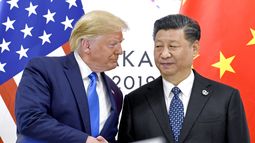 ARCHIVO - El presidente de EEUU, Donald Trump, a la izquierda, estrecha la mano del presidente chino Xi Jinping durante una reunión al margen de la cumbre del G20 en Osaka, Japón, el 29 de junio de 2019. (AP Foto/Susan Walsh/Archivo)