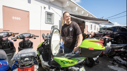 cubanos recien llegados llenan a miami de motorinas