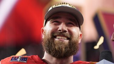 El tight end de los Chiefs de Kansas City Travis Kelce (87) celebra después del Super Bowl 58 de la NFL contra los 49ers de San Francisco el domingo 11 de febrero de 2024, en Las Vegas. Los Chiefs ganaron 25-22. (AP Photo/Ashley Landis)