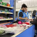 ARCHIVO - Una consumidora paga en una tienda Walmart el miércoles 21 de febrero de 2024, en Englewood, Colorado. (AP Foto/David Zalubowski, Archivo)