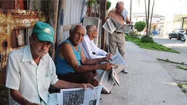 americateve | Se ven obligados a volver a trabajar y aún así ganan sólo para una fracción de lo básico, afirma el Profesor Emérito de Trabajo Social David L.Strug, quien visitó la isla.