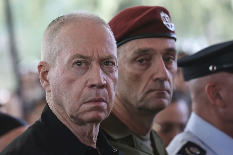 El ministro de Defensa de Israel, Yoav Gallant (izquierda), y el jefe del Estado Mayor, el teniente general Herzi Halevi, asisten a una ceremonia para conmemorar el aniversario del ataque de Hamás del 7 de octubre del año pasado en el calendario hebreo --el cual desencadenó la actual guerra en Gaza--, en el cementerio militar del Monte Herzl, el domingo 27 de octubre de 2024, en Jerusalén, Israel. (Gil Cohen-Magen/Foto de archivo vía AP)