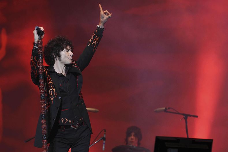 ARCHIVO - El rockero español Enrique Bunbury se presenta en el festival Vive Latino, el 23 de marzo de 2012. (Foto AP/Christian Palma, archivo)