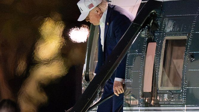 El presidente Donald Trump baja del Marine One al llegar a la Elipse, justo afuera de la Casa Blanca, el sábado 19 de septiembre de 2026, en Washington. (AP Foto/Jose Luis Magana)
