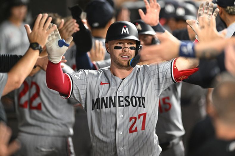 Ryan Jeffers (27) celebra con sus compañeros en la cueva luego de batear un jonrón de tres carreras ante los Medias Blancas de Chicago el sábado 5 de septiembre de 2026 (AP Foto/Paul Beaty)