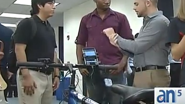 americateve | Una veintena de novedosos proyectos con robots, pequeños helicópteros y cámaras voladoras marcaron el evento anual de diseño de la Escuela de Ingeniería y Computación de la Universidad Internacional de la Florida.