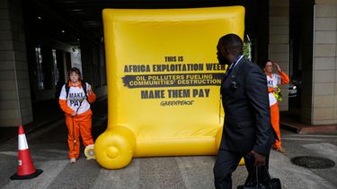 Activistas de Greenpeace Africa protestan afuera de una conferencia sobre energía en Ciudad del Cabo, Sudáfrica, el 13 de octubre del 2026. (AP foto/Nardus Engelbrecht)