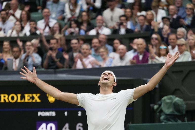 Taylor Fritz, de Estados Unidos, celebra tras derrotar a Alexander Zverev, de Alemania, en su partido de cuarta ronda de Wimbledon en Londres, el lunes 8 de julio de 2024. (AP Foto/Kirsty Wigglesworth)
