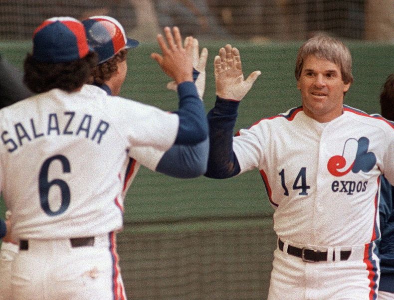 ARCHIVO - Pete Rose de los Expos de Montreal celebra tras llegar a los 4.000 hits en un juego ante los Filis de Filadelfia, el 13 de abril de 1984. (Ron Poling/The Canadian Press vía AP)