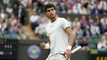 Carlos Alcaraz celebra tras ganar un punto ante Jeremy Chardy en la primera ronda del torneo de Wimbledon, el martes 4 de julio de 2023, en Londres. (AP Foto/Kirsty Wigglesworth)