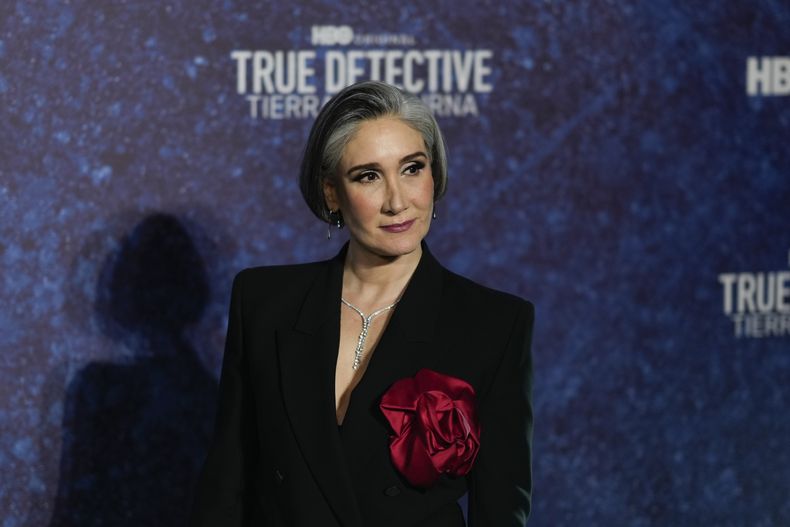 La directora Issa López asiste a la alfombra roja de la serie de HBO True Detective: Night Country, en la Ciudad de México el jueves 11 de enero de 2024. (Foto AP/Eduardo Verdugo)