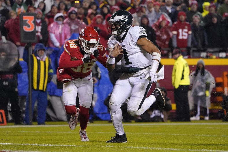 El quarterback de los Eagles de Filadelfia Jalen Hurts anota un touchdowns superando al cornerback de los Chiefs de Kansas City LJarius Sneed en el encuentro del lunes 20 de noviembre del 2023. (AP Foto/Ed Zurga)