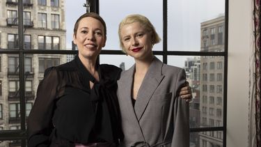 Olivia Colman, izquierda, y Jessie Buckley posan para un retrato para promover Wicked Little Letters el miércoles 20 de marzo de 2024 en Nueva York.(Foto Matt Licari/Invision/AP)