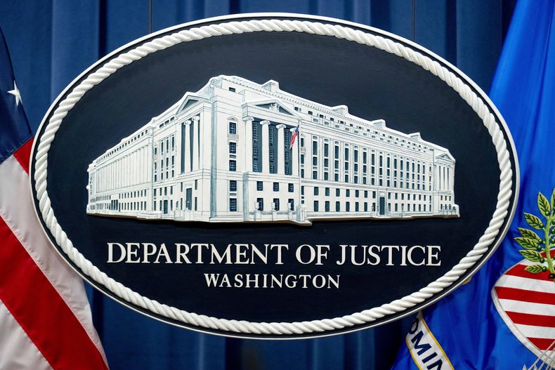 Sello del Departamento de Justicia de EEUU, en Washington, el 18 de noviembre de 2022. (AP Foto/Andrew Harnik, Archivo)