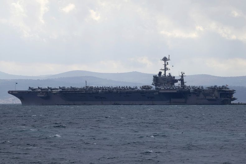 ARCHIVO - El portaaviones USS Harry S. Truman permanece anclado el 14 de febrero de 2022 cerca de Split, Croacia. (AP Foto/Darko Bandic, archivo)