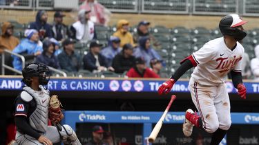 Kody Clemens (derecha) de los Mellizos de Minnesota tras remolcar la carrera de la victoria ante los Guardianes de Cleveland, el miércoles 21 de mayo de 2025, en Minneapolis. (AP Foto/Ellen Schmidt)