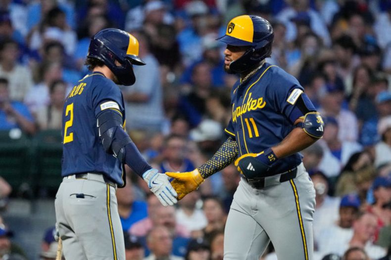 El venezolano Jackson Chourio (derecha), de los Cerveceros de Milwaukee, festeja con Brice Turang tras batear un jonrón en el duelo ante los Cachorros de Chicago, el miércoles 2 de septiembre de 2026 (AP Foto/Nam Y. Huh)