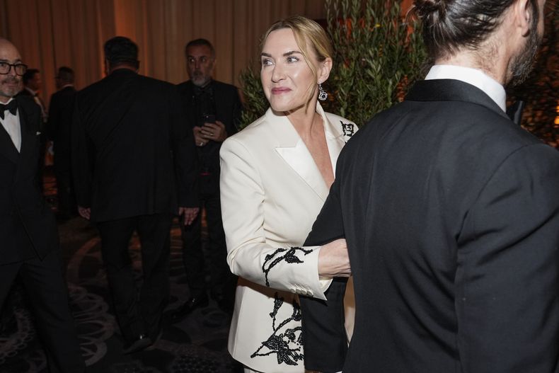 Kate Winslet llega a la 82ª edición de los Globos de Oro el domingo 5 de enero de 2025 en el Beverly Hilton de Beverly Hills, California. (Foto AP/Chris Pizzello)