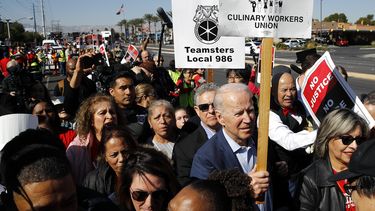 Biden no puede confiarse en apoyo hispano, según activistas