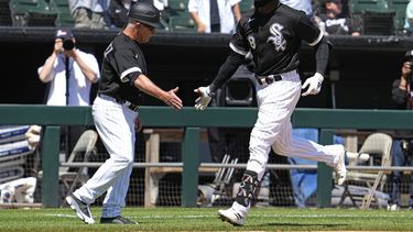 Luis Robert Jr., derecha, de Medias Blancas de Chicago, celebra con el coach de tercera Eddie Rodríguez después de batear cuadrangular solitario durante la cuarta entrada del juego de béisbol en contra de los Reales de Kansas City, en Chicago, el domingo 21 de mayo de 2023. (AP Photo/Nam Y. Huh)