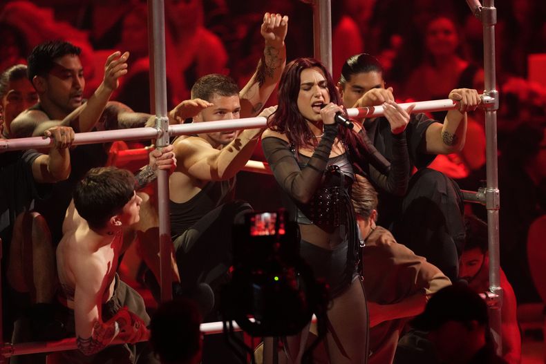 ARCHIVO - Dua Lipa durante su presentación en la 66a edición anual de los Grammy el domingo 4 de febrero de 2024, en Los Ángeles. Dua Lipa, Sza y Shania Twain serán algunas de las artistas principales del festival Glastonbury en junio. (Foto AP/Chris Pizzello, archivo)