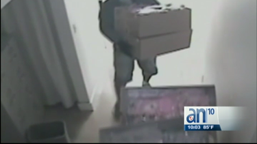 tres ladrones abrieron un hueco en la pared de una tienda en el noroeste de miami