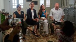 De izquierda a derecha, los representantes estadounidenses Delia C. Ramírez de Illinois, Maxine Dexter de Oregón, Teresa Leger Fernández de Nuevo México y Mark Pocan de Wisconsin, todos demócratas, ofrecen una conferencia de prensa en La Habana, Cuba, el domingo 12 de julio de 2026. (AP Foto/Ramón Espinosa)
