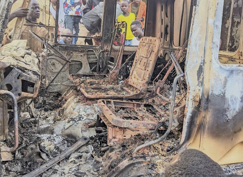 Un vehículo carbonizado tras un ataque en Komanda, provincia de Ituri, en la República Democrática del Congo, el 27 de julio del 2025. (Olivier Okande/UGC via AP)