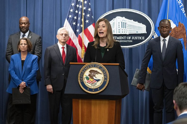 La administradora de la DEA, Anne Milgram, con, de izquierda a derecha, el inspector jefe de correos Gary Barksdale, la fiscal general adjunta Lisa Monaco, el secretario de Justicia Merrick Garland y el subsecretario del Tesoro Adewale Wally Adeyemo, habla durante una conferencia de prensa en el Departamento de Justicia sobre medidas contra la cadena de suministro de precursores químicos de fentanilo, el martes 3 de octubre de 2023, en Washington. (AP Foto/Manuel Balce Ceneta)