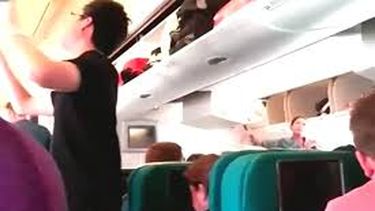 americateve | Un estudiante de filosofía malasio publicó en su cuenta de Instagram un video dentro del avión MH17 de la aerolínea Malaysian Airlines instantes antes de que se estrellara en Ucrania.