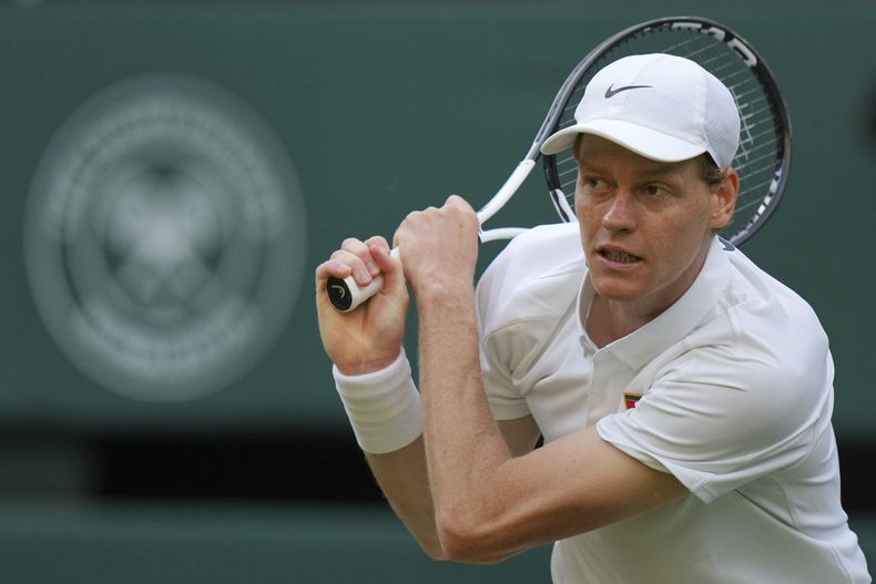 Jannik Sinner de Italia devuelve a Aleksandar Vukic de Australia durante su partido individual masculino de segunda ronda en el Campeonato de Tenis de Wimbledon en Londres, el jueves 3 de julio de 2025. (AP Photo/Alastair Grant)