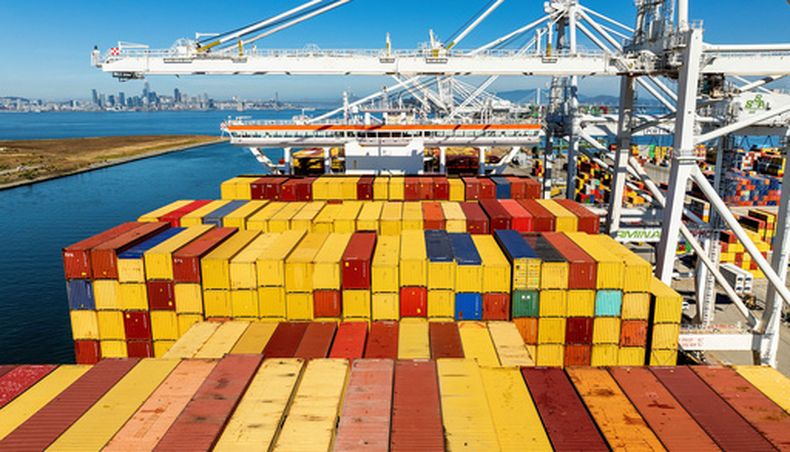 ARCHIVO - Contenedores de mercancías se ven en un barco en el puerto de Oakland el miércoles 6 de agosto de 2025, en Oakland, California. (AP Foto/Noah Berger, Archivo)