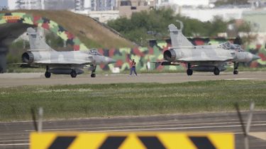 Aviones de combate de Taiwán se preparan para despegar de una base aérea en Hsinchu, en el norte de Taiwán, el 11 de diciembre de 2024, luego de que el Ministerio de Defensa dijo que detectó la presencia de buques y aviones militares chinos en maniobras militares cerca de la isla. (AP Foto/Chiang Ying-ying)
